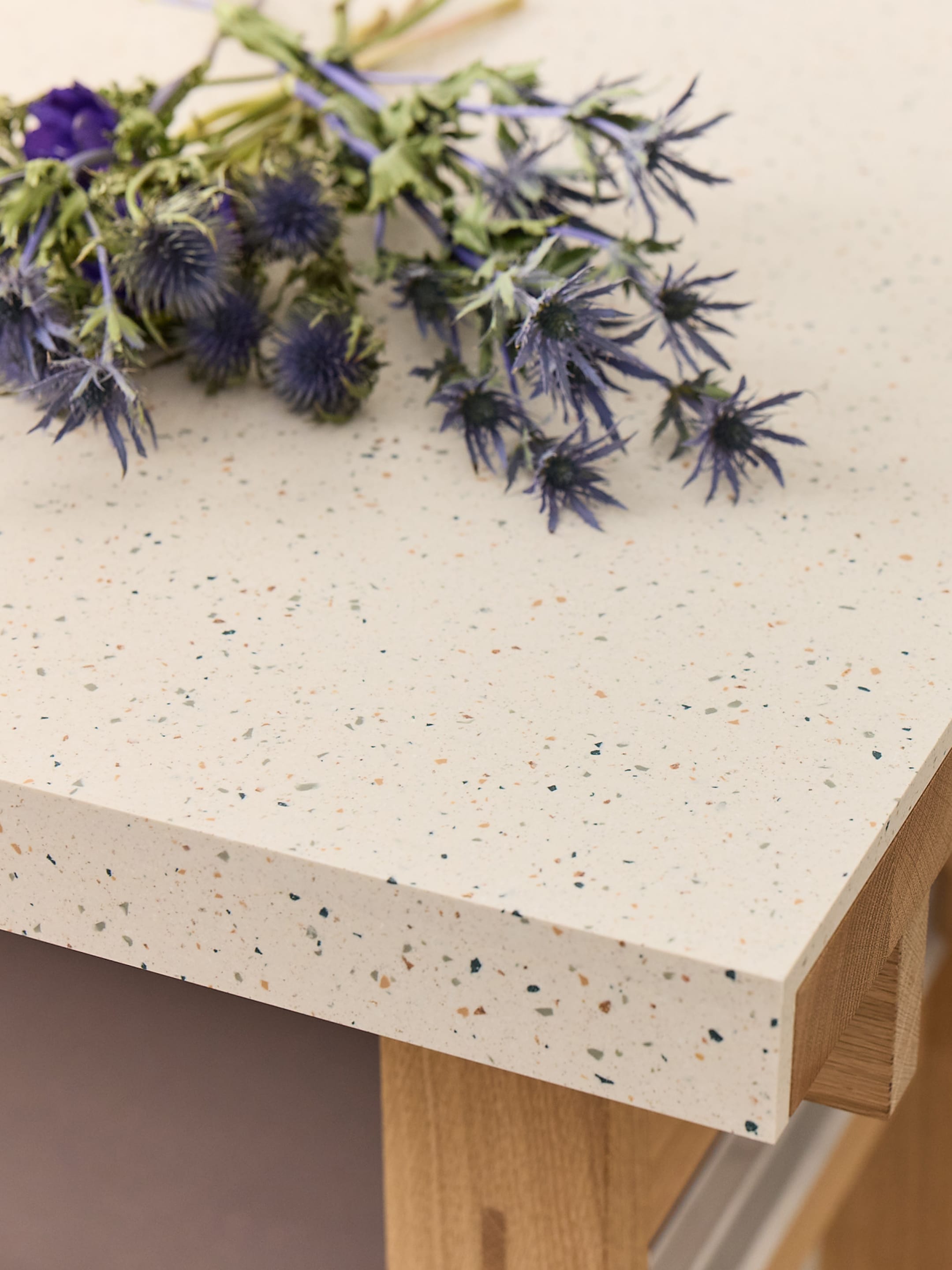 Nahaufnahme: Mineralkomposit-Oberfläche, Lavendelzweige als Dekoration